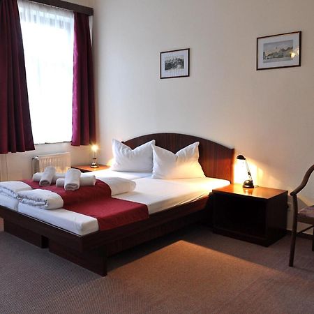 Hotel U Bileho Kone Loket Bilik gambar
