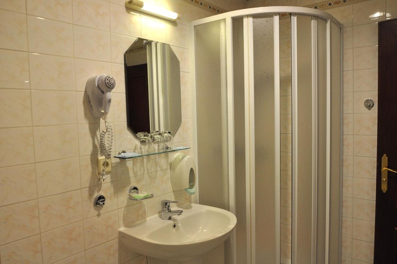 Hotel U Bileho Kone Loket Luaran gambar