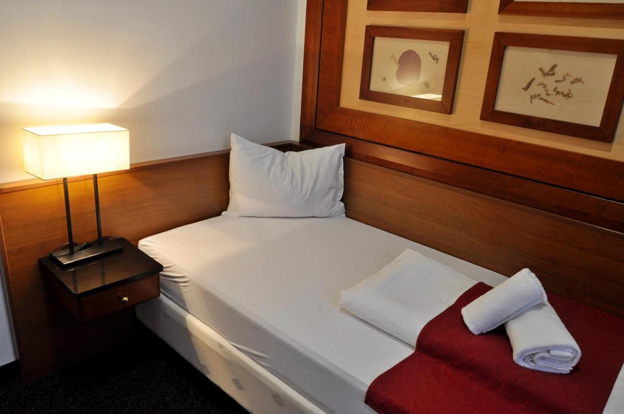 Hotel U Bileho Kone Loket Luaran gambar