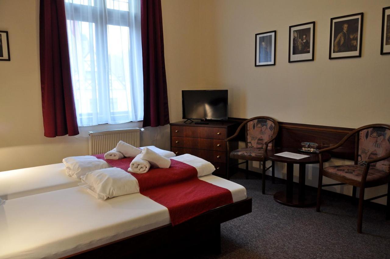 Hotel U Bileho Kone Loket Bilik gambar
