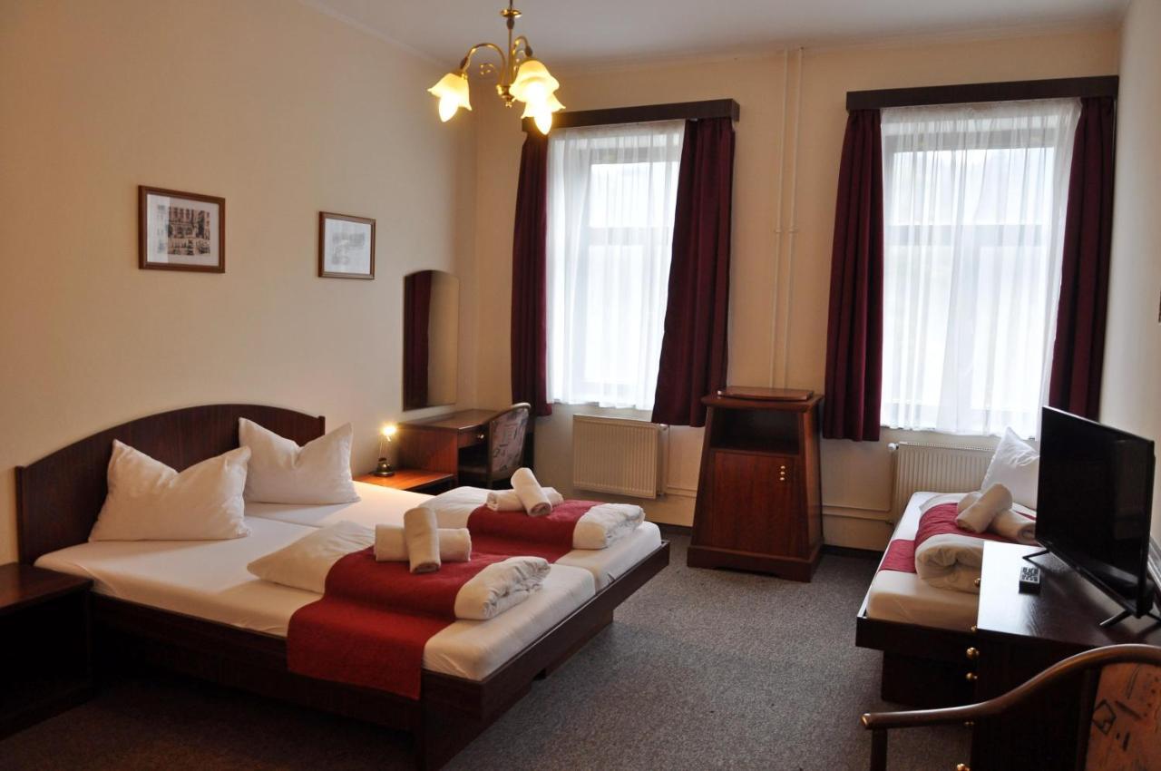 Hotel U Bileho Kone Loket Bilik gambar