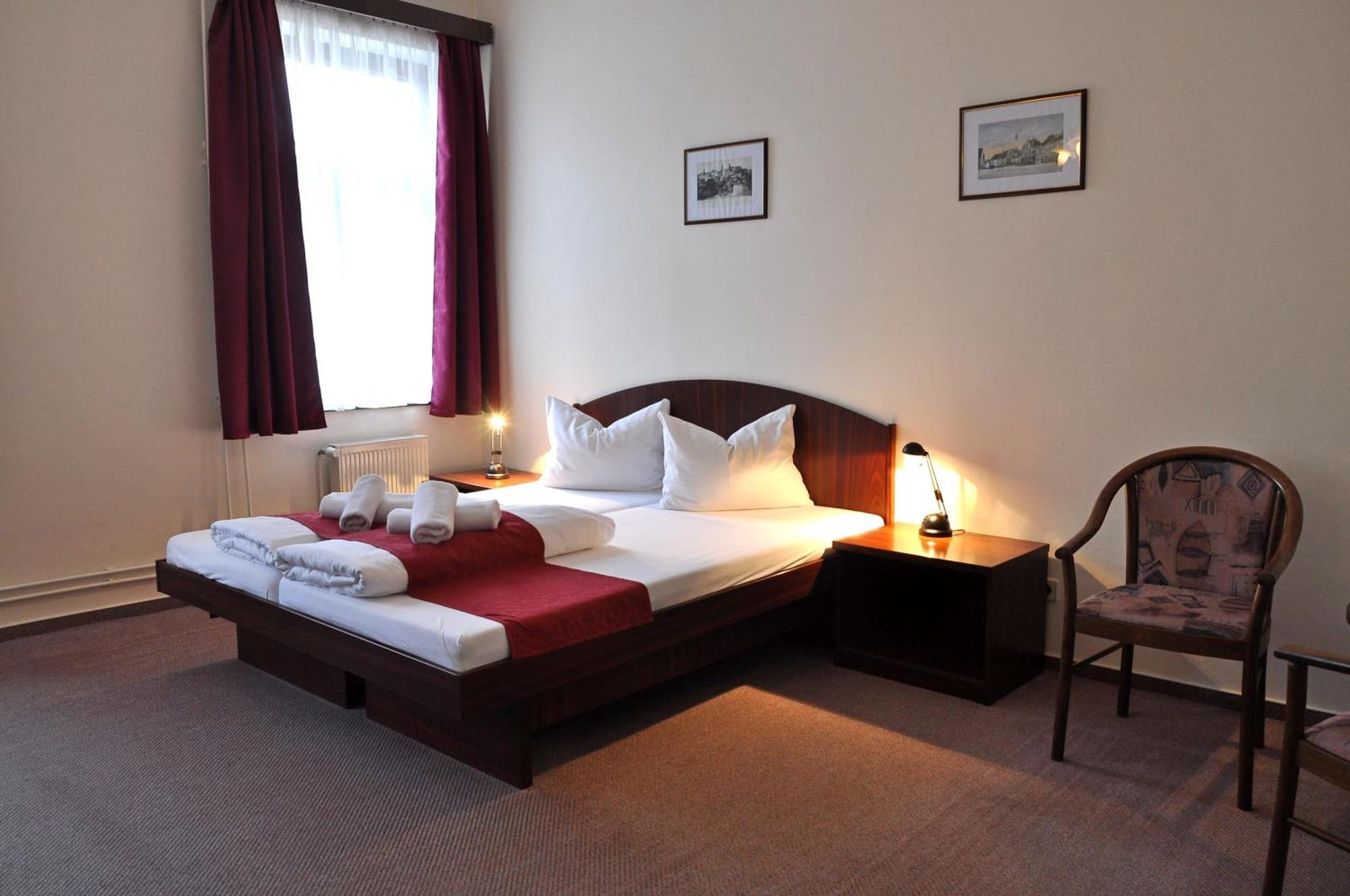 Hotel U Bileho Kone Loket Bilik gambar