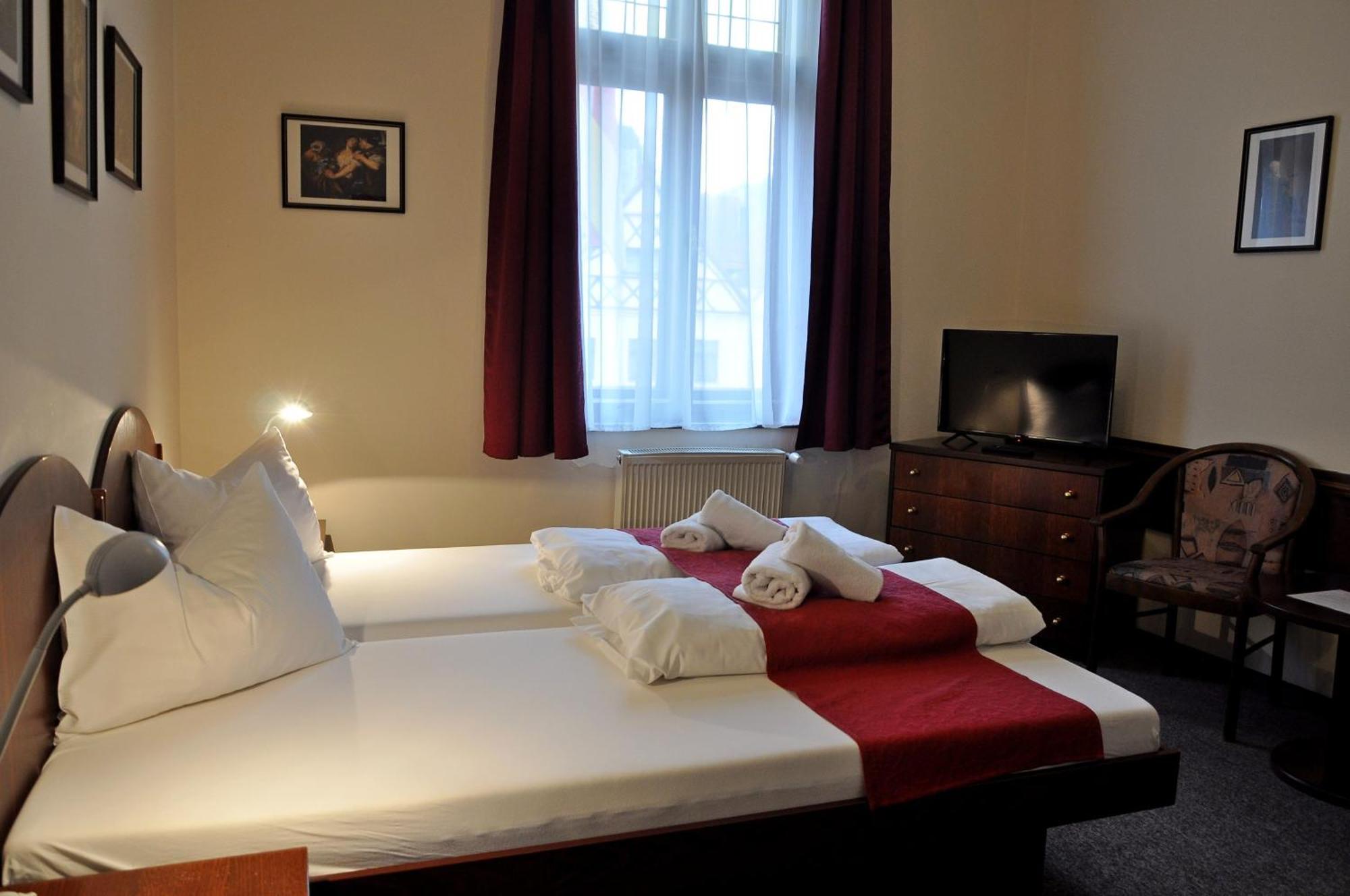 Hotel U Bileho Kone Loket Bilik gambar