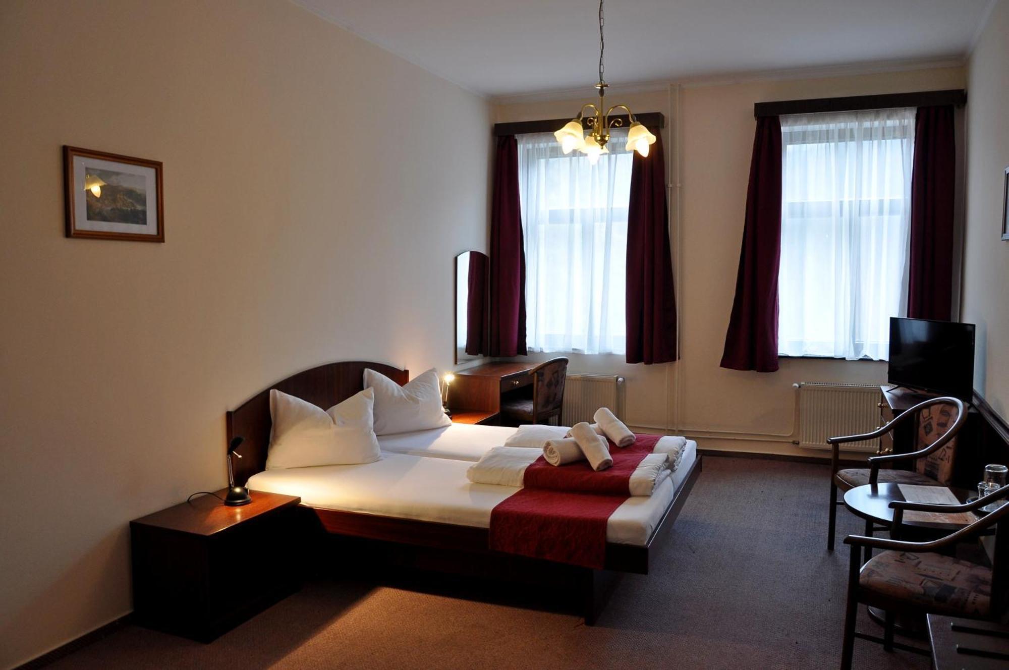Hotel U Bileho Kone Loket Bilik gambar