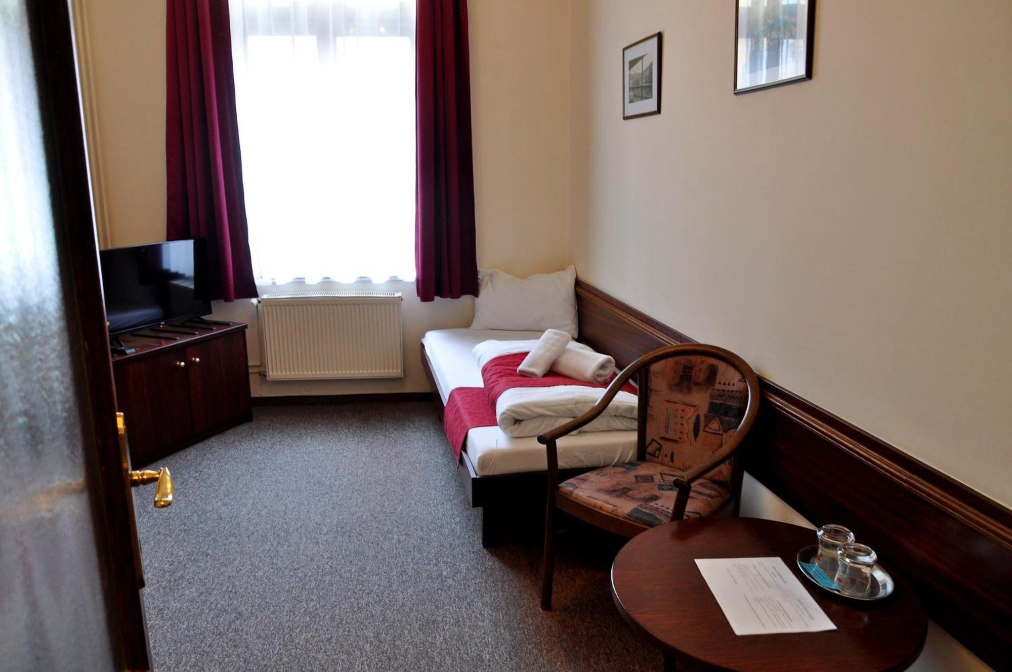 Hotel U Bileho Kone Loket Bilik gambar